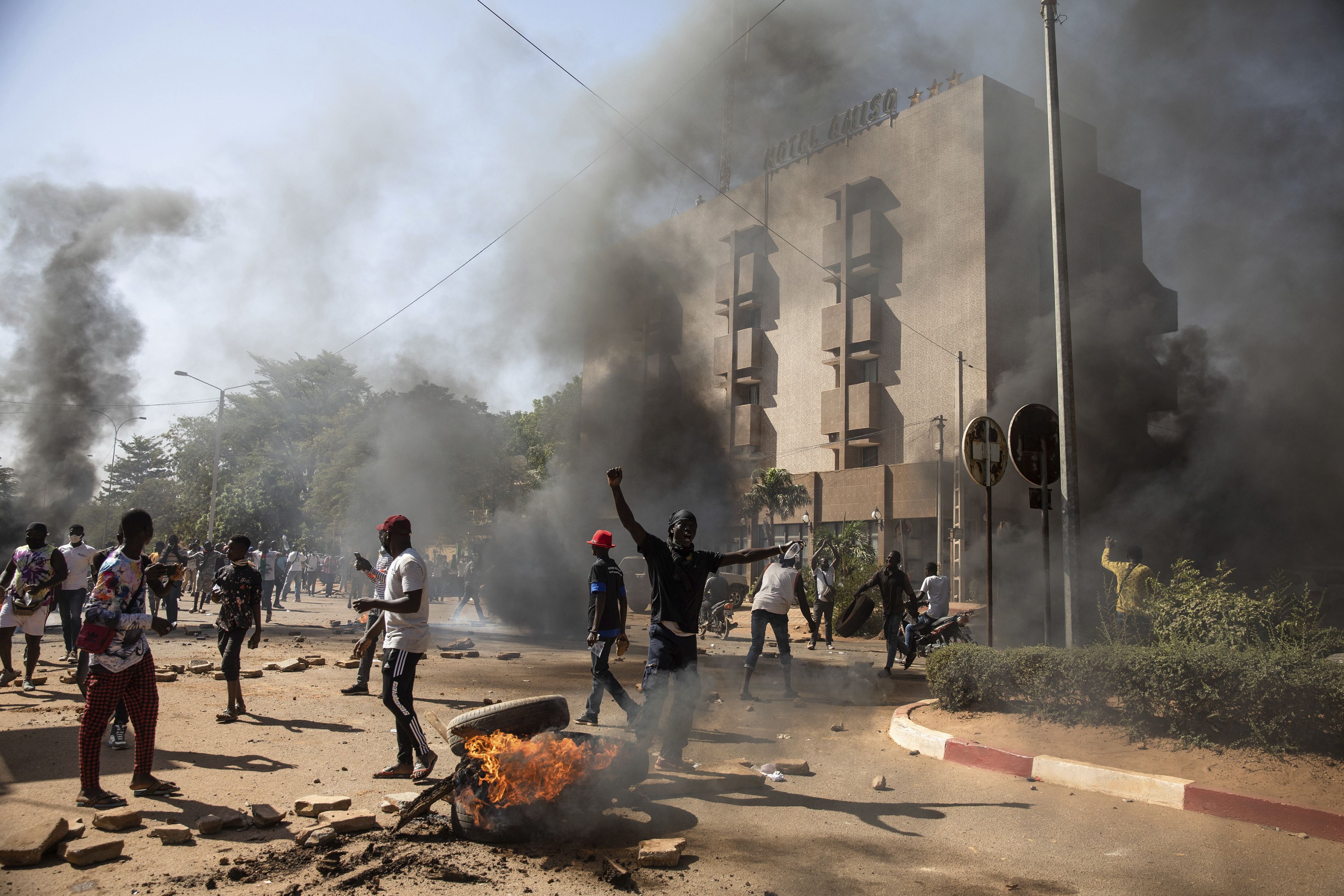 Batı Afrika da terör saldırıları: 16 ölü