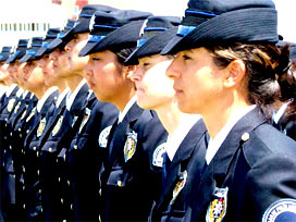 BAYAN POLİSLERE  DÜŞÜK BEL  AYARI
