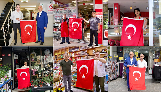 Ümraniye de binlerce bayrak dağıtılıyor
