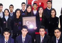 İŞTE KANLARIYLA BAYRAK YAPAN LİSELİLER