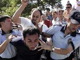 BAYRAĞA HAKARETE LİNÇ GİRİŞİMİ