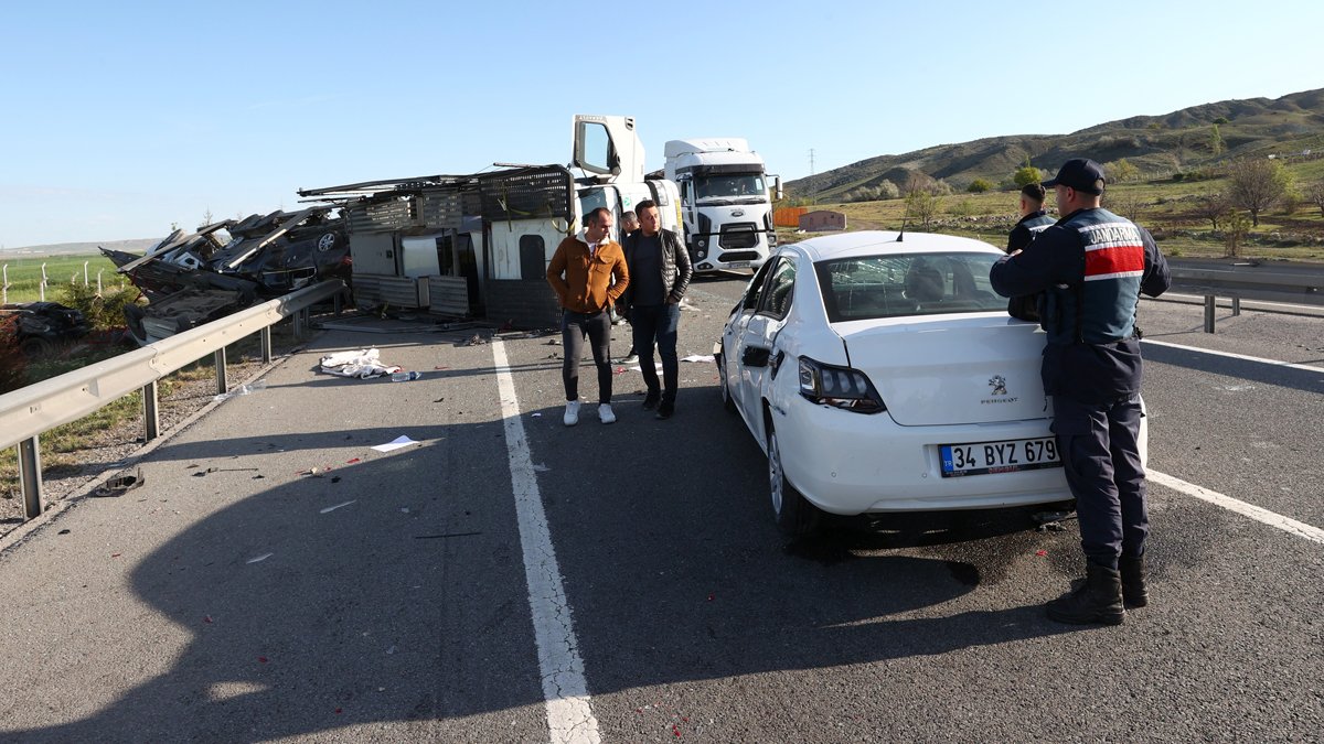 Ankara da feci kaza: Araçlar yola savruldu