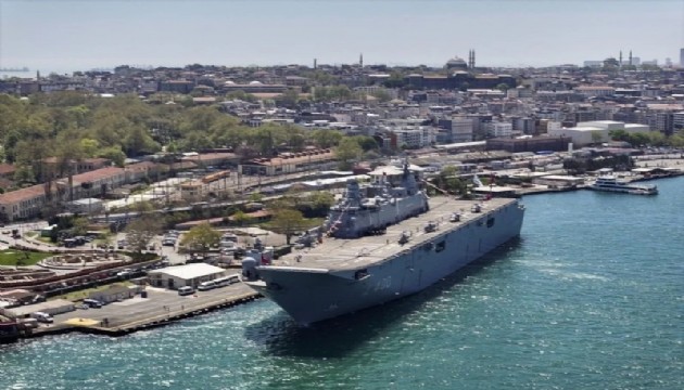 Yüzen kale TCG Anadolu turistlerin gözdesi