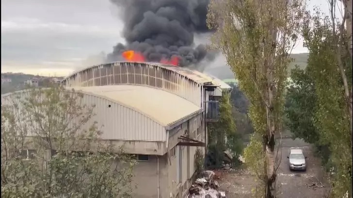 Arnavutköy de fabrikada yangın