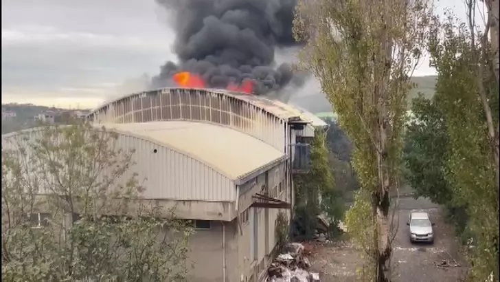 Arnavutköy de fabrikada yangın