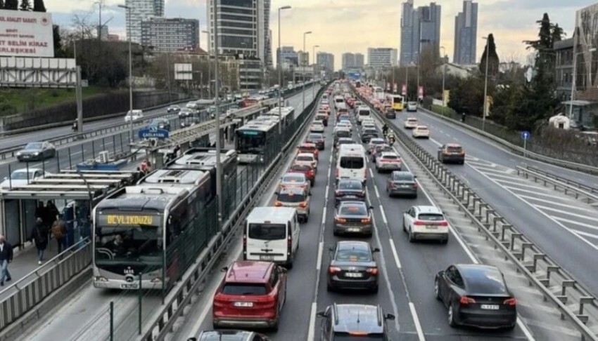 Okullar açıldı, trafik kapandı!