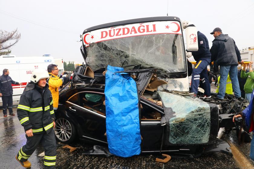 Feci kaza: Lüks araç dağıldı
