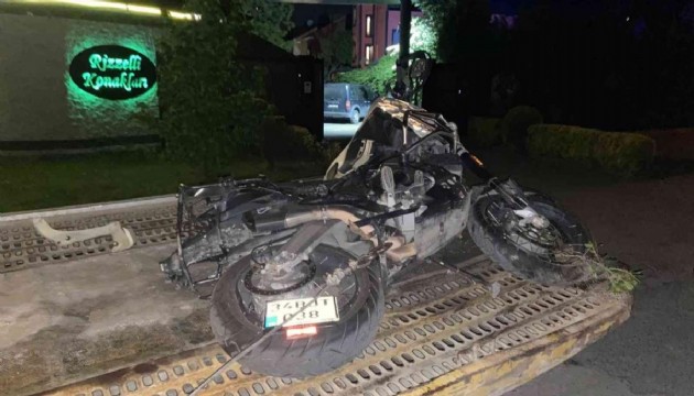 Kontrolden çıkan motosiklet elektrik direğine çarptı
