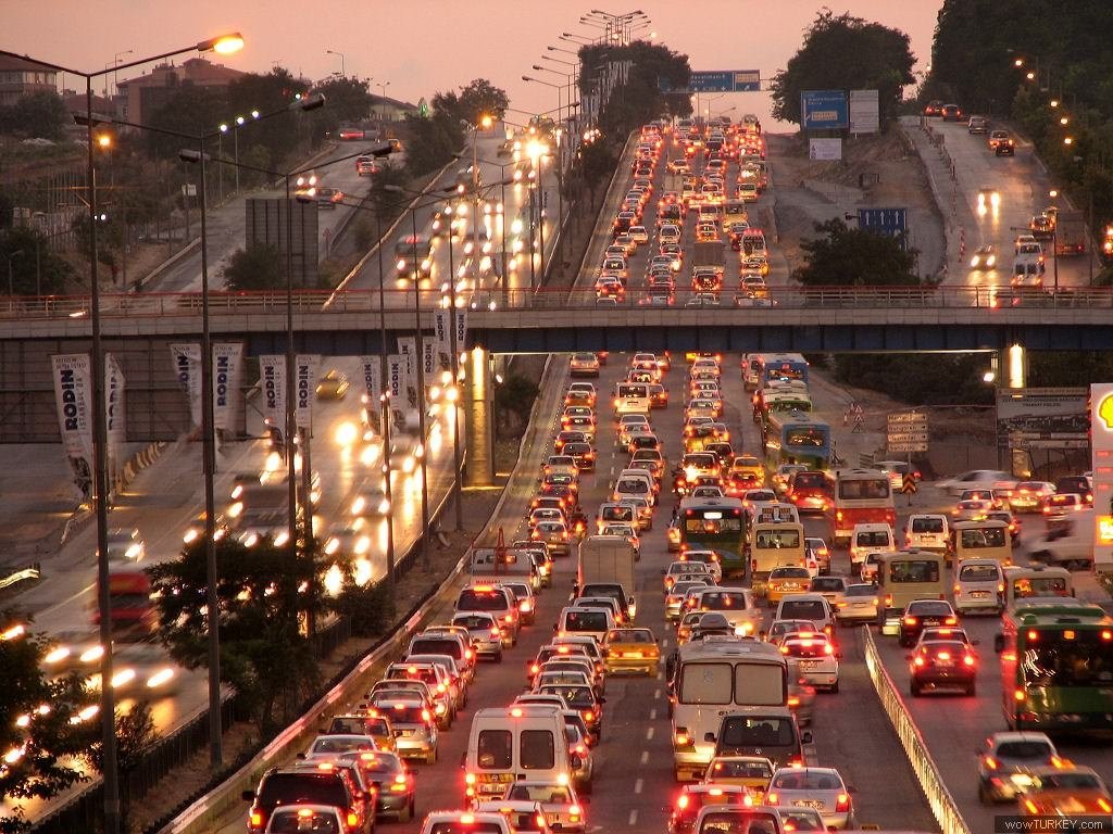 İstanbul da trafik yoğunluğu arttı