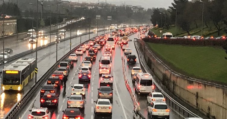 İstanbul da trafik kilitlendi