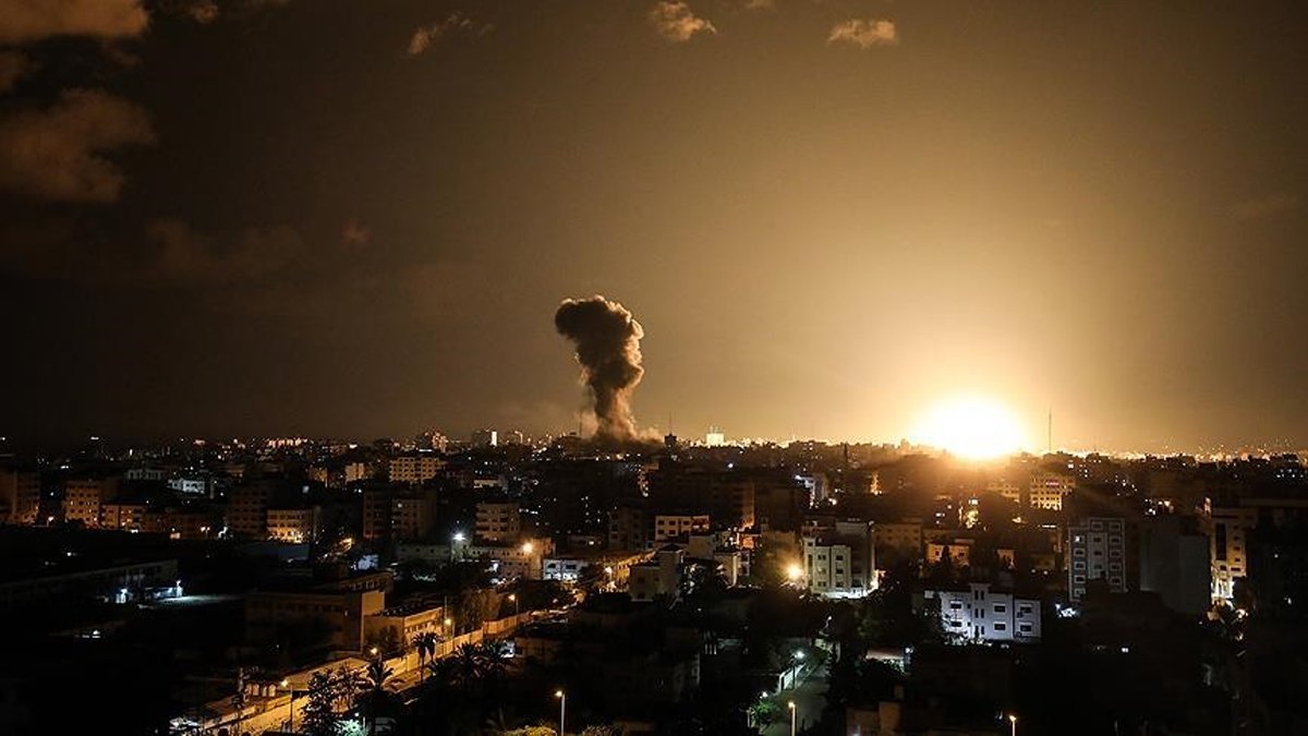 İsrail uçakları Gazze yi vurdu