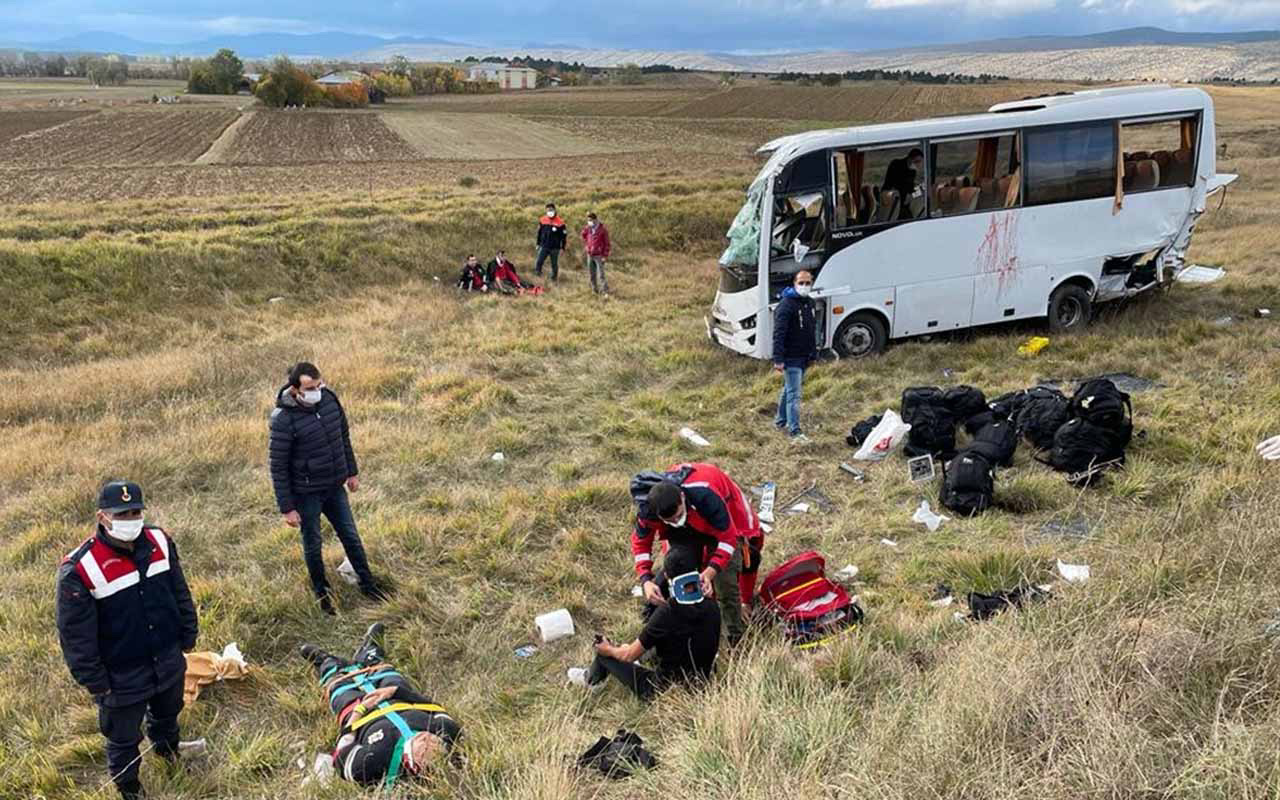 Feci kaza! Polis servisi devrildi