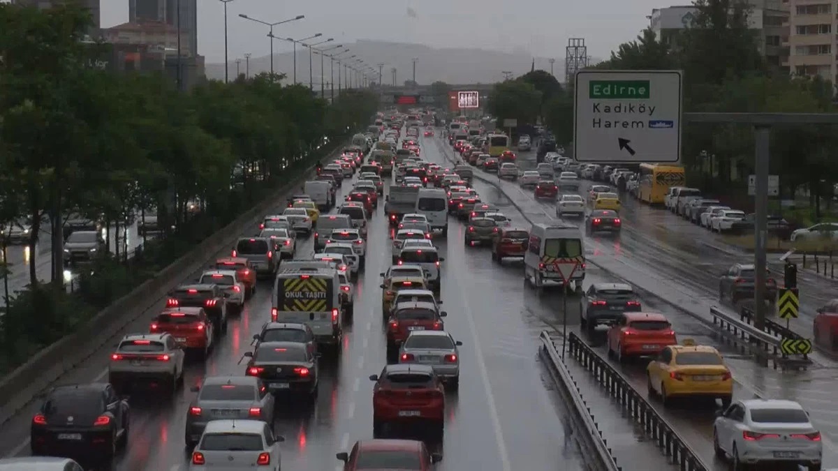 Haftanın ilk günü trafik kilitlendi
