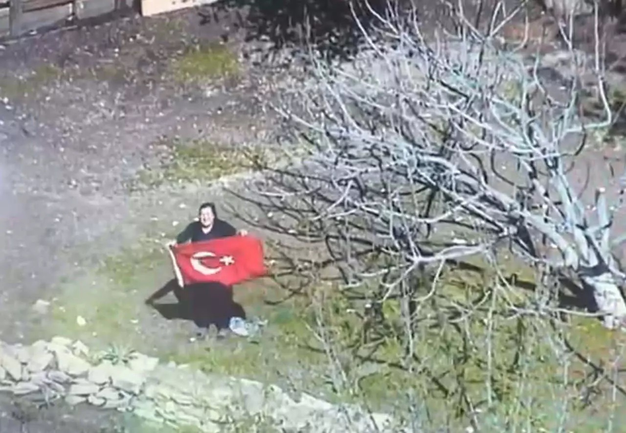 Polis helikopterini görünce Türk bayrağı açtı