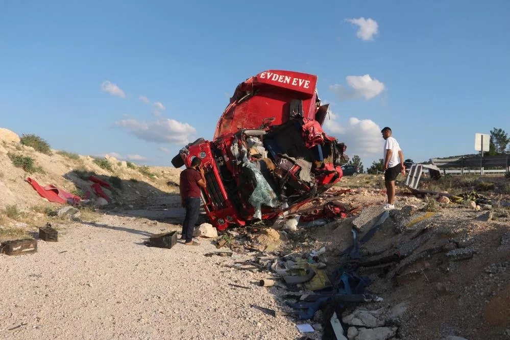 Feci kaza: 4 kişi hayatını kaybetti