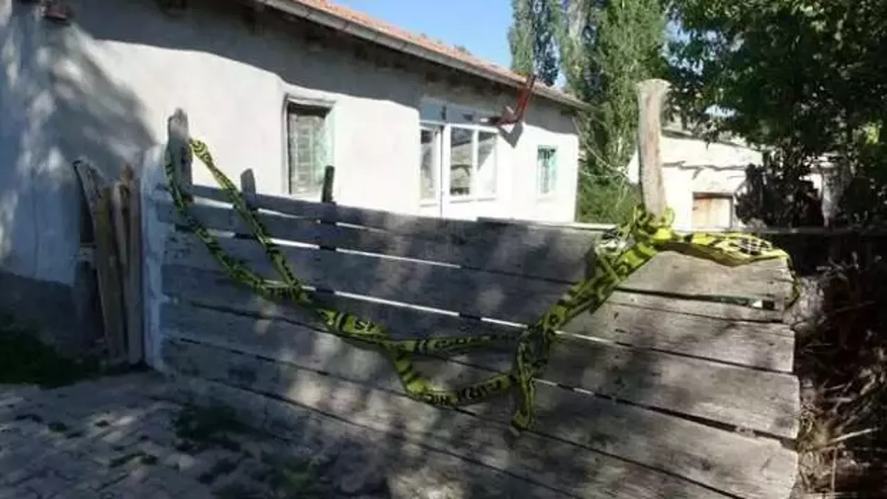 Ağlayan bebeğini boğarak öldürdü