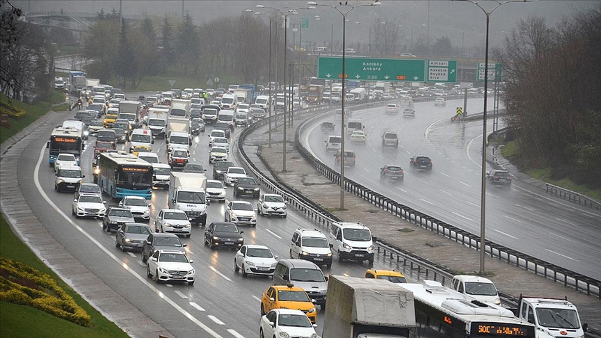 Yola çıkacaklar dikkat! Trafik kilitlendi