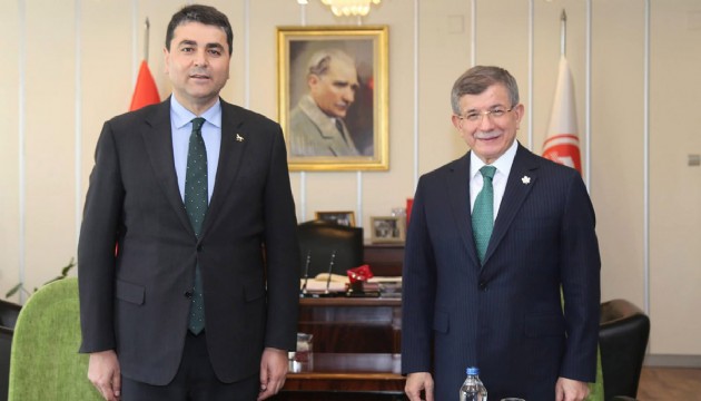 Davutoğlu'ndan Demokrat Parti'ye ziyaret