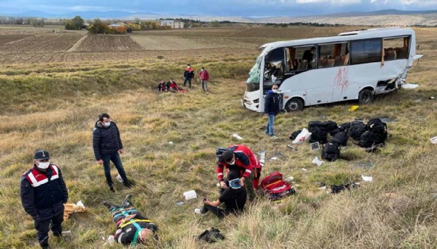 Feci kaza! Polis servisi devrildi