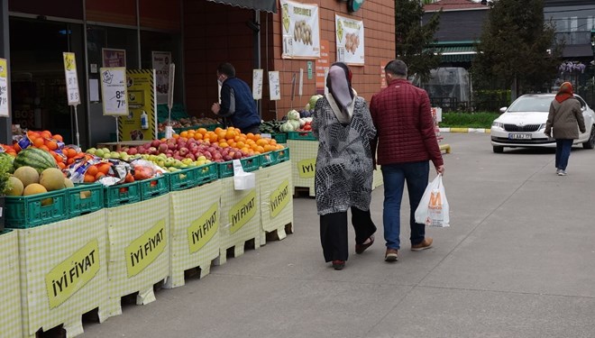 Kısıtlamada market poşetiyle gezdiler