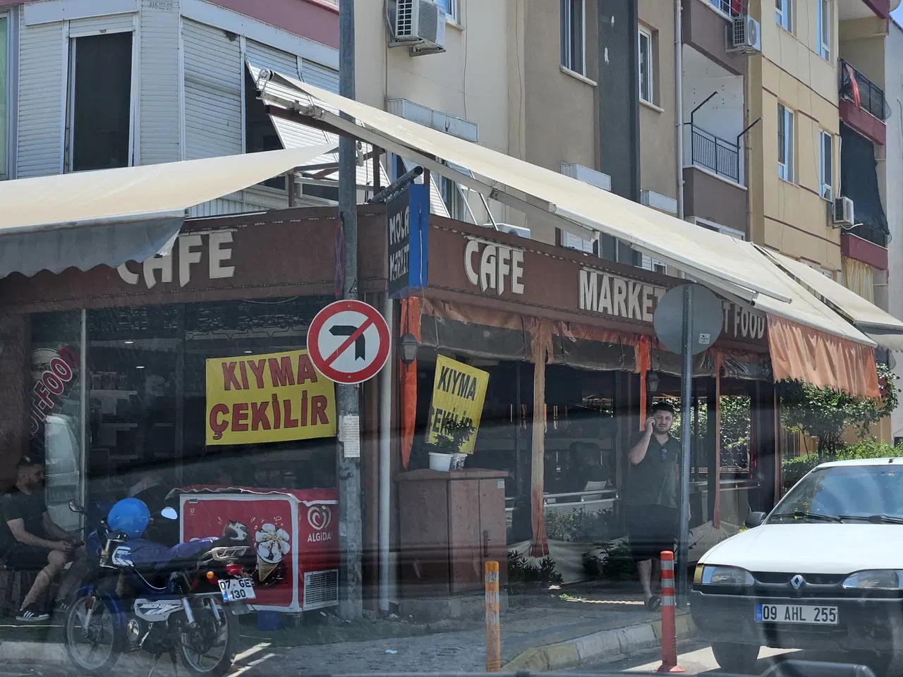Tekel bayisinde dikkat çeken kıyma afişi