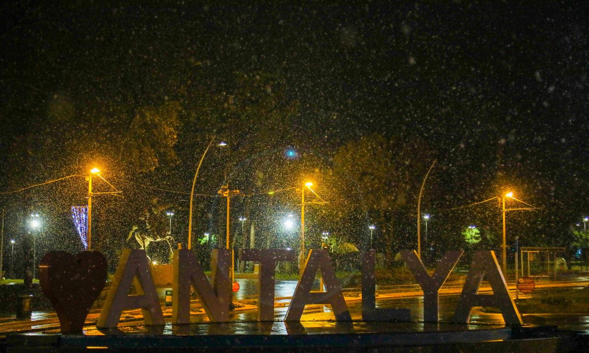 29 yıl sonra Antalya ya kar yağdı