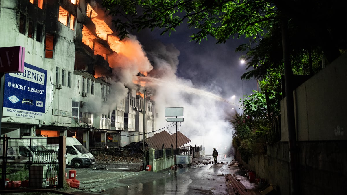 Başakşehir de yangın devam ediyor: Bina çökmeye başladı