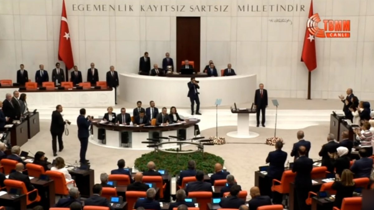 Erdoğan Genel Kurul a girince CHP ve HDP masaları ayağa kalkmadı