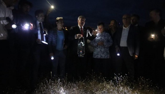 Gelecek Partisi ışıklarla Sosyal Konutları aradı