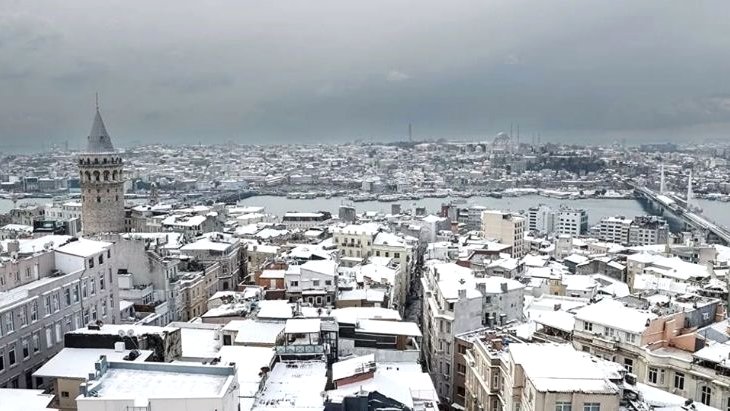 Kar yağışı İstanbul trafiğini felç etti