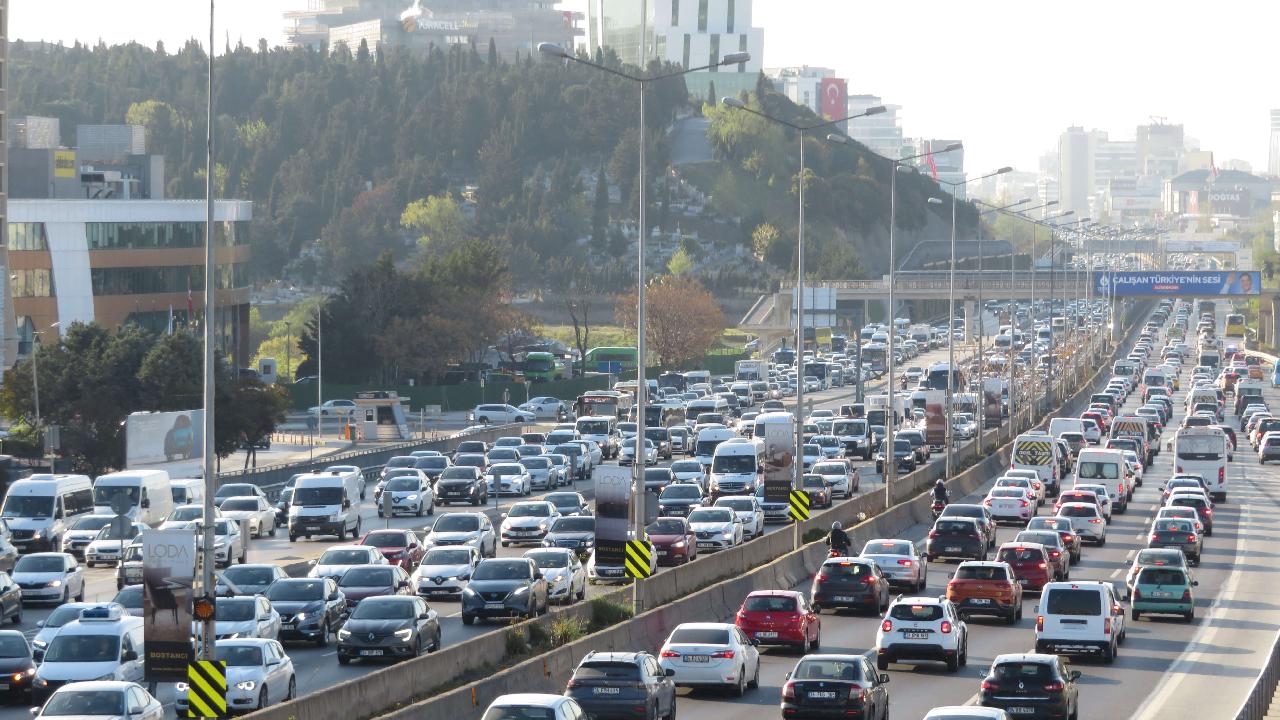 İstanbul da trafik yoğunluğu arttı