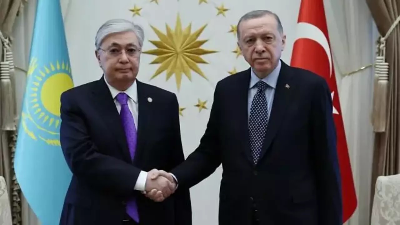 Erdoğan, Tokayev ile görüştü
