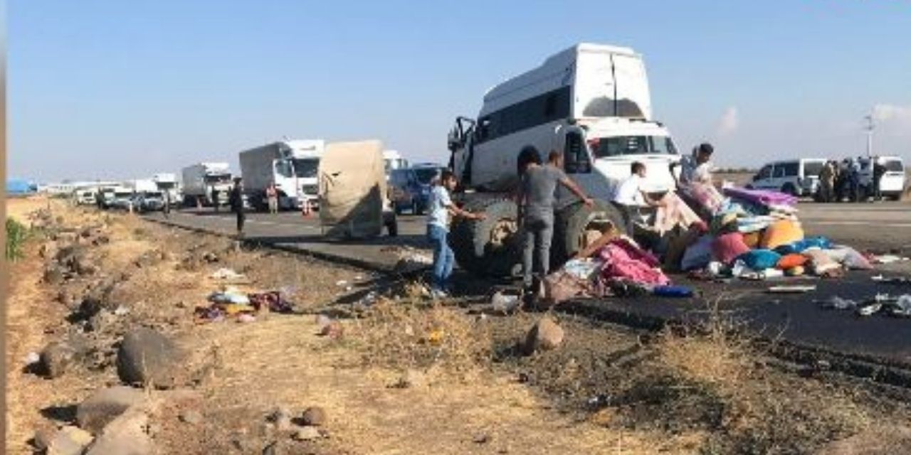 Feci kaza: Tır ile minibüs çarpıştı