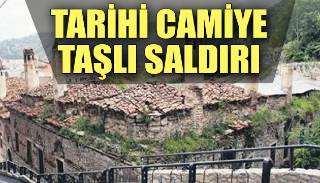 Yunanistan da tarihi camiye taşlı saldırı