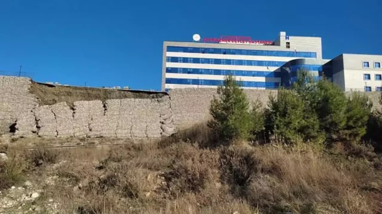 Devlet hastanesinin duvarı yıkıldı