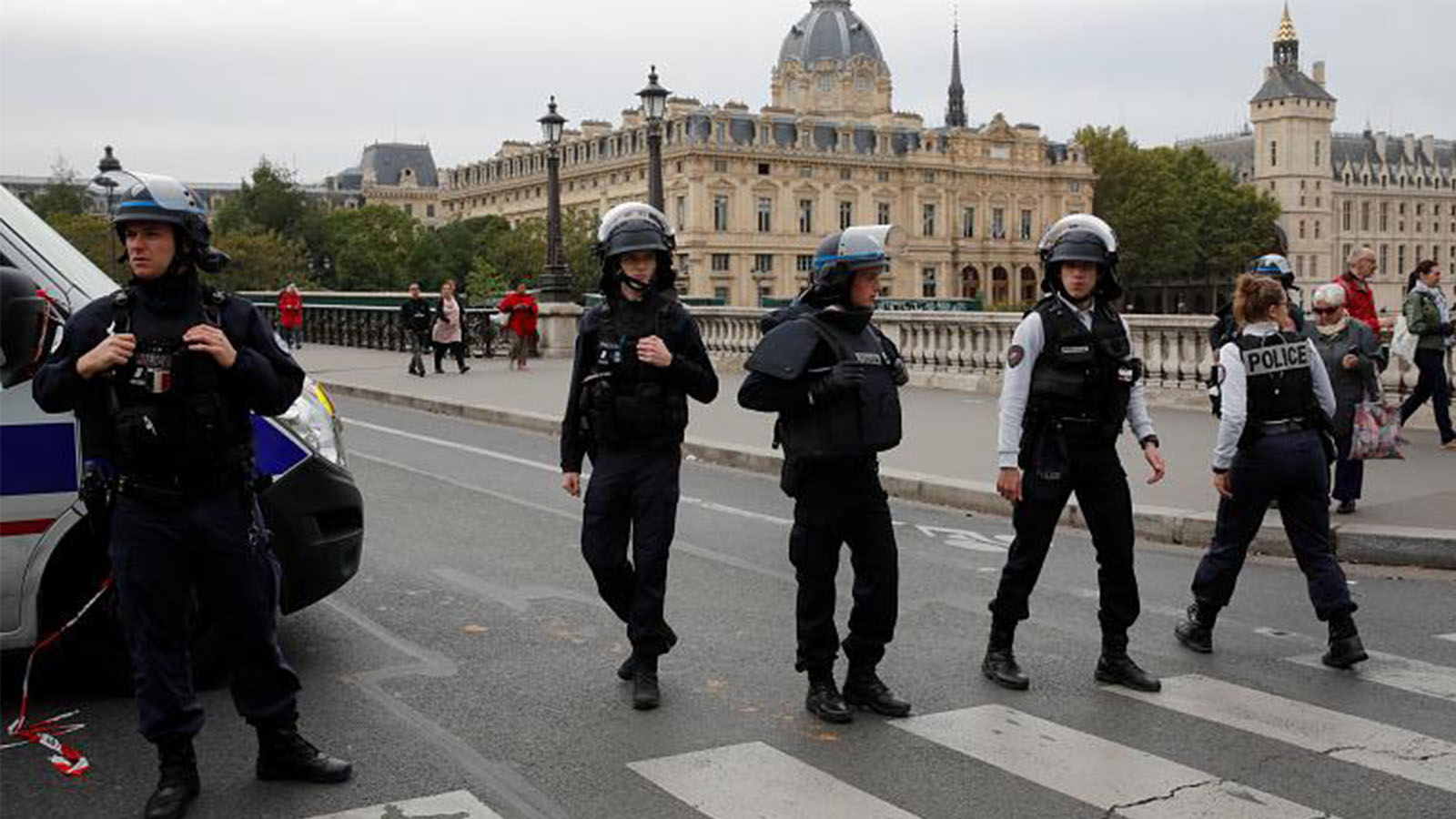 Paris te olay! Polise bıçaklı saldırı