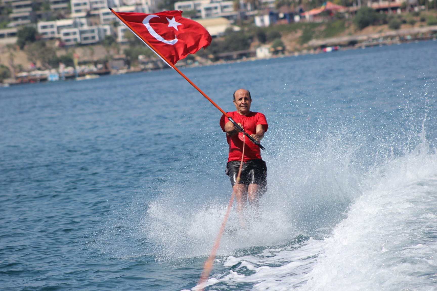 Yönetmen Ömer Sarıkaya Bodrum da Türk bayrağını dalgalandırdı