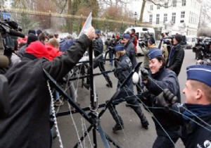 Brüksel de hükümet karşıtı göstericiler polisle çatıştı!