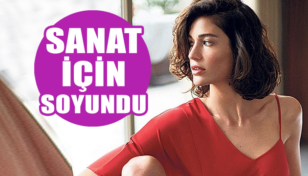 Berrak Tüzünataç sanat için soyundu!