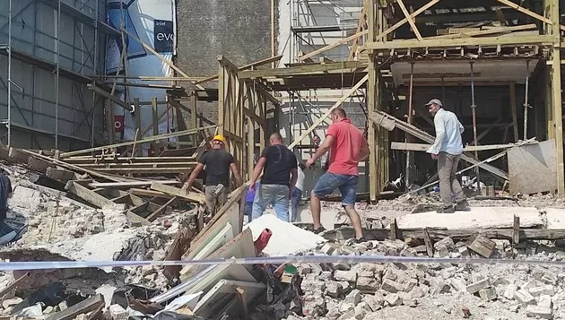 Beşiktaş ta restore edilen 3 katlı bina çöktü: Enkazdan acı haber geldi!