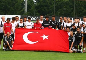 Beşiktaş tan şehitlere saygı duruşu!