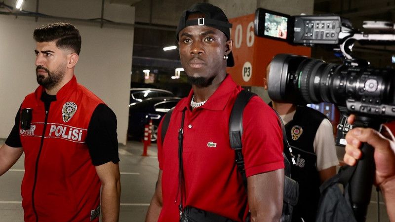 Beşiktaş ın yeni transferi Eric Bailly, İstanbul a geldi