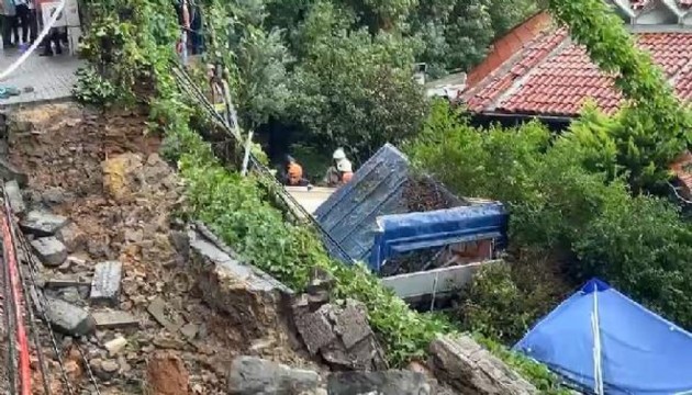 İstanbul’da istinat duvarı çöktü!