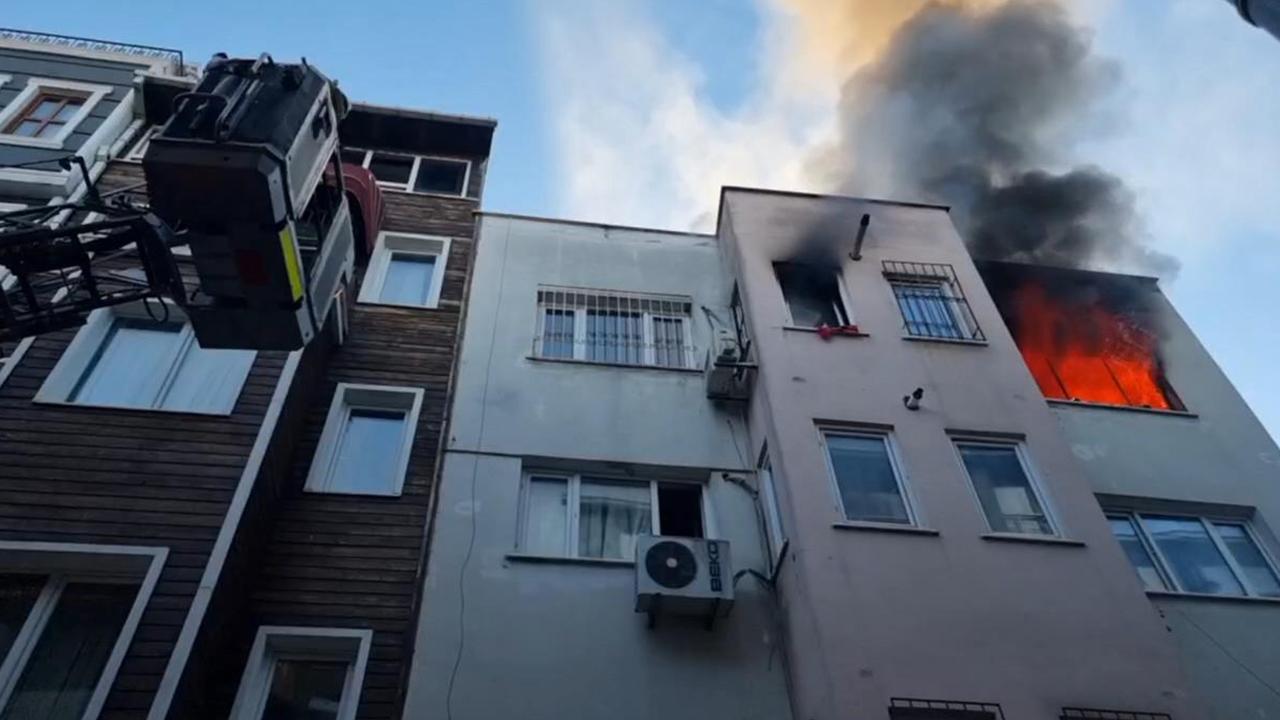 İstanbul da 4 katlı binada yangın