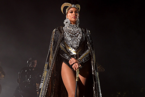  Ana tanrıça  Beyonce dan yuvarlak beden çağrısı