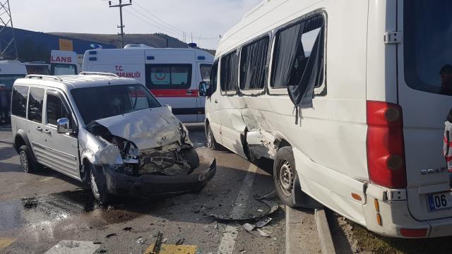 Ankara da Minibüs ile hafif ticari araç çarpıştı: 1 i ağır 8 yaralı!