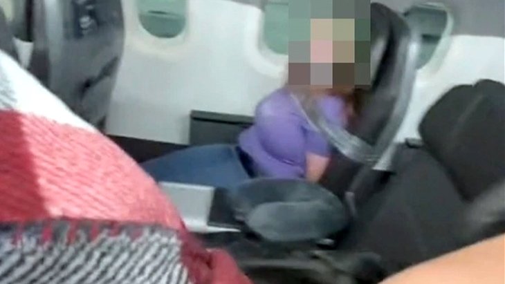 Uçağın kapısını açmaya çalışan kadın, koli bandıyla durdurudu