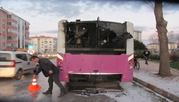 Seyir halindeki halk otobüsü alev aldı!