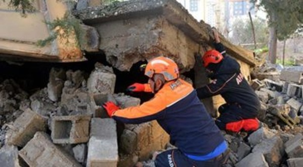 Kahramanmaraş ta bina çöktü!
