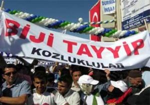 Erdoğan a Kürtçe Pankart Toplatıldı